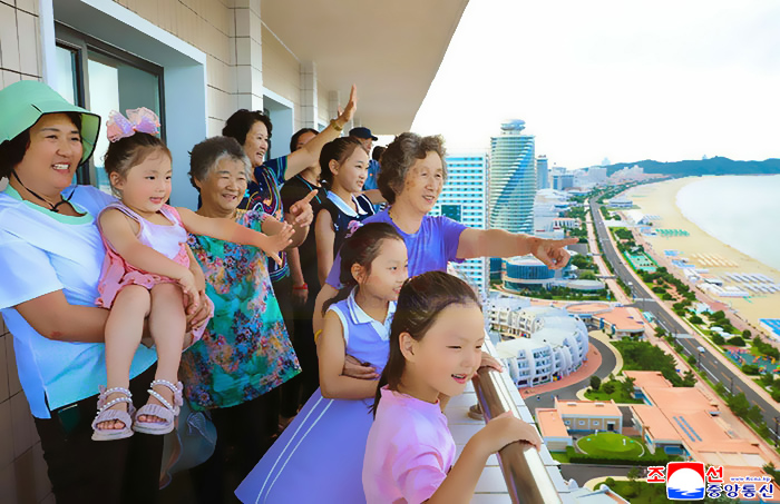 31-인민의 기쁨 넘쳐나는 동해의 명사십리-원산갈마해안관광지구